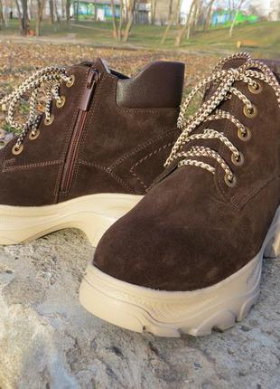Зимові черевики жіночі коричневі замшеві на тракторній підошві5 фото