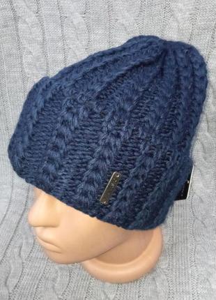 Жіноча в'язана шапка