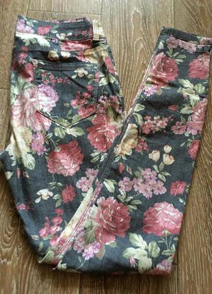 Джинсы в цветочки