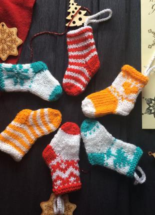 Новорічний декор в'язана шкарпетка на ялинку, новорічна іграшка на ялинку ручної роботи8 фото