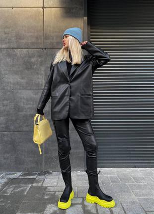 Bottega veneta yellow ботега масивні чорні чоботи з хутром натуральна шкіра модні чорні зимні чобітки жовта підошва массивные ботинки натуральная кожа6 фото