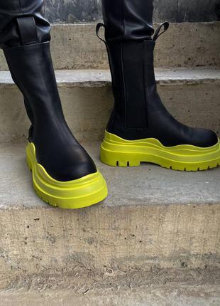 Bottega veneta yellow ботега масивні чорні чоботи з хутром натуральна шкіра модні чорні зимні чобітки жовта підошва массивные ботинки натуральная кожа7 фото