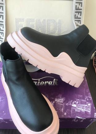 Кожаные ботиночки на нежно розовой,цветной  подошве.