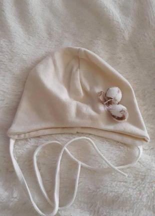Шапочка для девочки с бумбоном