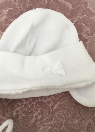 Детская шапочка белого цвета для новорожденных