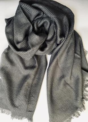 Шерстяной серебристо-серый шарф.1 фото