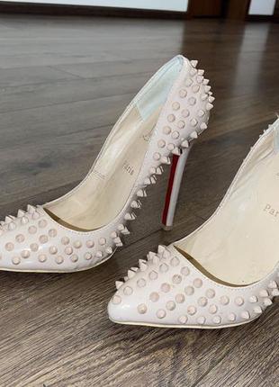 Туфли,  christian louboutin беж шипы3 фото