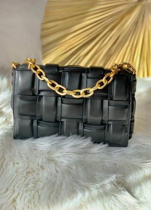 Красива жіноча сумка в стилі bottega veneta the chain cassette black/gold клатч чорна9 фото