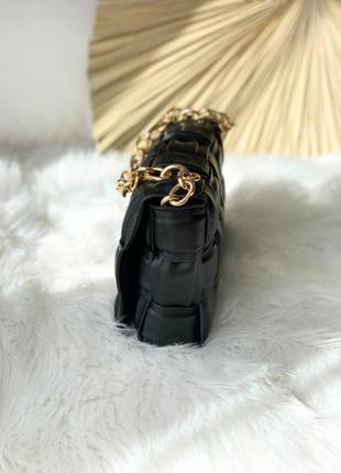 Красивая женская сумка в стиле bottega veneta the chain cassette black/gold  клатч чёрная5 фото