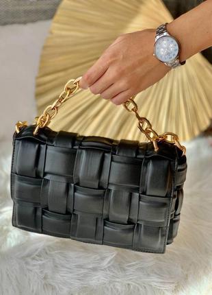 Красивая женская сумка в стиле bottega veneta the chain cassette black/gold  клатч чёрная