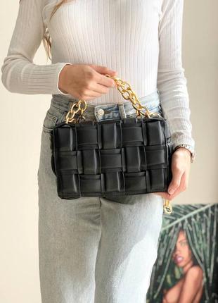 Красива жіноча сумка в стилі bottega veneta the chain cassette black/gold клатч чорна7 фото