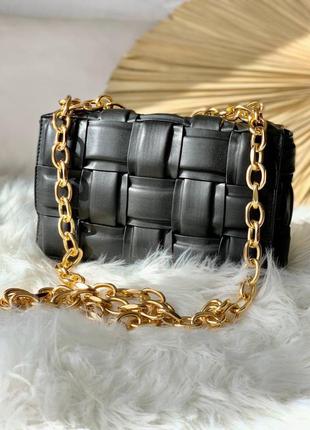 Красива жіноча сумка в стилі bottega veneta the chain cassette black/gold клатч чорна6 фото