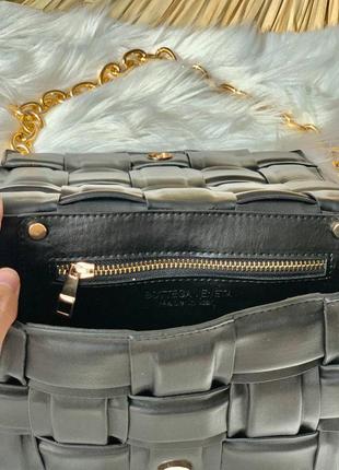 Красива жіноча сумка в стилі bottega veneta the chain cassette black/gold клатч чорна4 фото