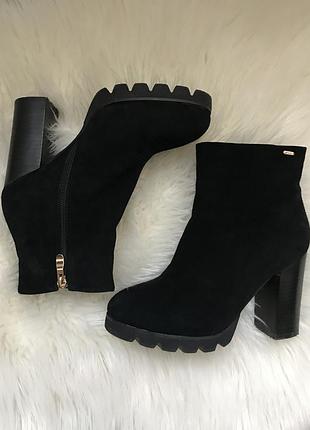 Замшеві ботильйони чорного кольору