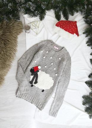 Мягкий серый свитер с новогодней овцой