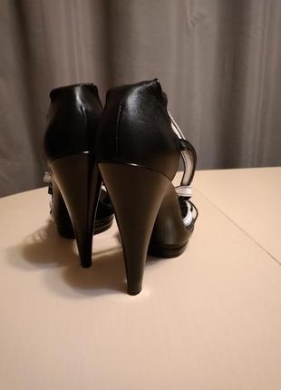 Босоніжки на високому каблуці