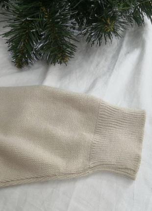 Красивый кремовый свитер с оленем в минимализме.5 фото