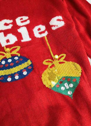Красный новогодний свитер с елочными шарами и колокольчиками на новый год5 фото
