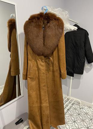 Рыжее кожаное пальто с меховым воротником2 фото