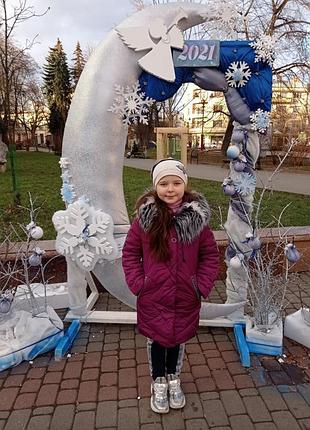 Як нова!шикарна куртка з капюшоном на дівчинку,вказано р. 38.