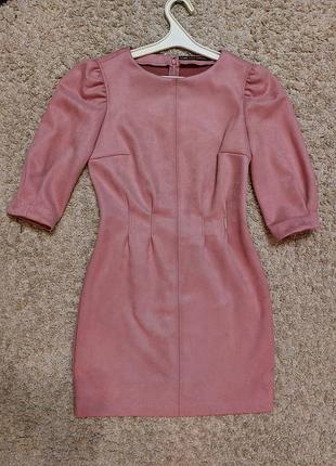 Красиве пудровое замшеве сукню.