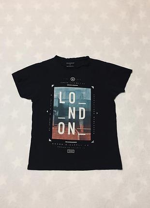 Футболка чорна із модним принтом