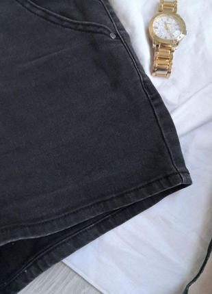 Крутые темно-серые джинсовые шорты на высокой посадке.4 фото