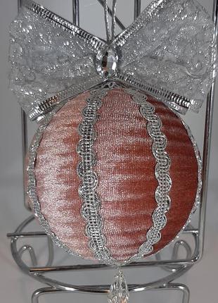 Елочный шар ручной работы 8см  персиковый велюр с серебром2 фото