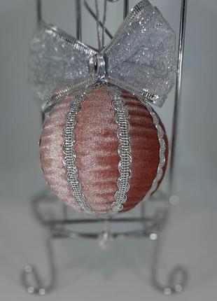Елочный шар ручной работы 8см  персиковый велюр с серебром