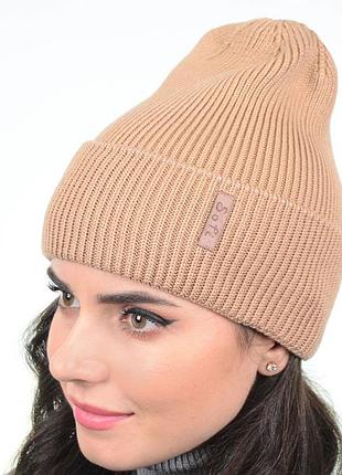 Бежевая женская шапка лопата с отворотом осень зима