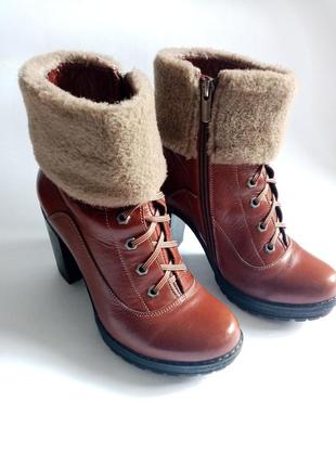 Зимові черевики зі шнурівкою на підборах1 фото