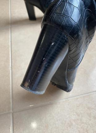 Кожаные сапоги на каблуке4 фото