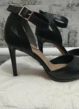Шкіряні чорні туфлі на шпильці висота 10 см довжина устілки 24