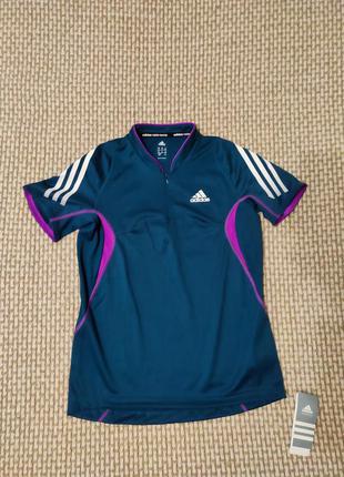 Женская футболка adidas.
