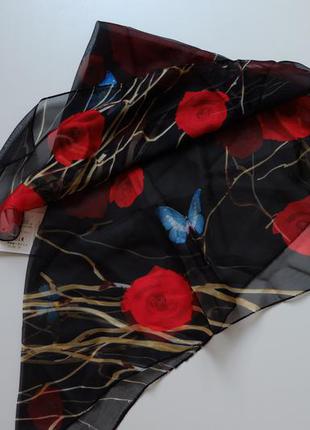Женский шелковый черный платок с розами и бабочками - новый1 фото