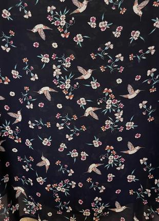 Очень красивая и стильная брендовая блузка в цветах и птичках.7 фото