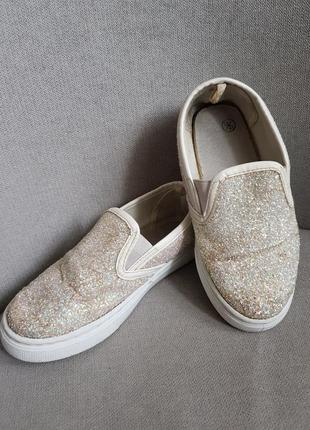 Сверкающие мокасины мягкие и удобные.