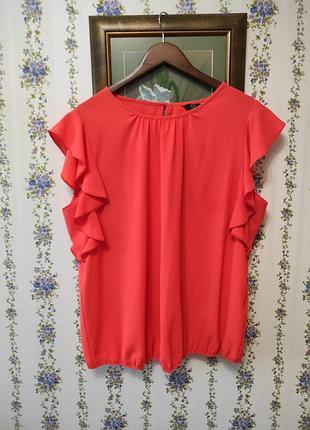 Яркая блуза с воланами