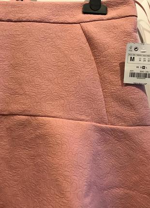 Zara trafaluc pink,цветочная жаккардовая мини-юбка с оборкой, а-силуэта, размер m3 фото