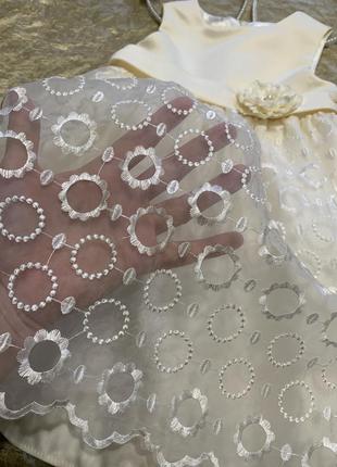 Шикарное атласное платье с поясом и кружевной выбитой пышной юбкой на 2-3 года8 фото