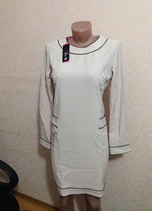 Платье свободного кроя с накладными карманами в бежевом цвете5 фото