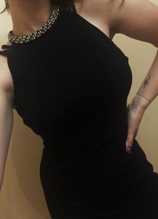 Чорна сукня з камінцями і відкритою спинкою 🔥10 фото