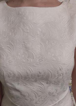 Чудесное белое жаккардовое платье из фактурной ткани2 фото