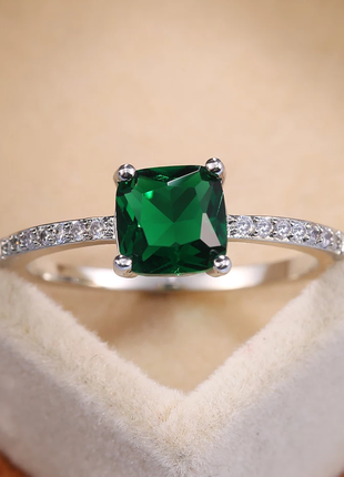 Кольцо с зеленым камнем1 фото