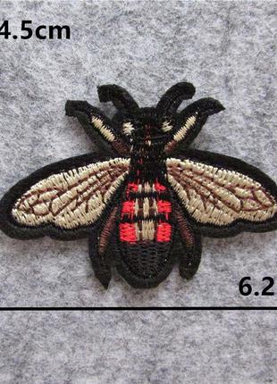 Патч нашивка с вышивкой термоаппликация на одежду оса