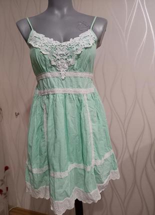 Женское  летнее котоновое платье  нежно- зеленого цвета с белым шитьем.3 фото