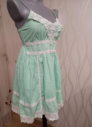 Женское  летнее котоновое платье  нежно- зеленого цвета с белым шитьем.1 фото