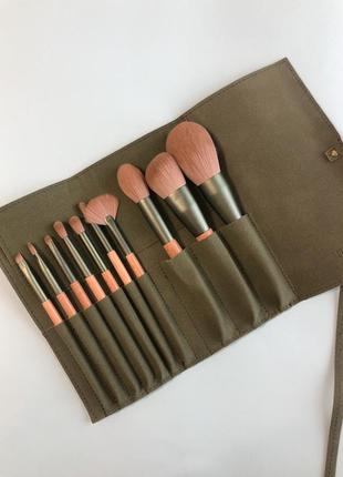 Набор на 10 кистей с чехлом