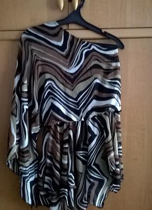 Цікава асиметрична блузка відомого бренду 18р