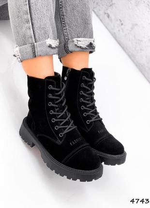 Стильные женские зимние ботинки натур замша